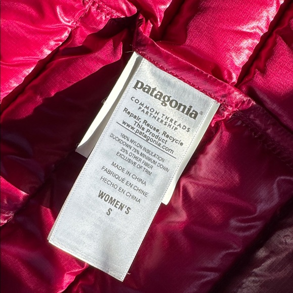 Patagonia Fiona long quilted down hooded jacket burgundy/dark current size small - Picture 9 of 11